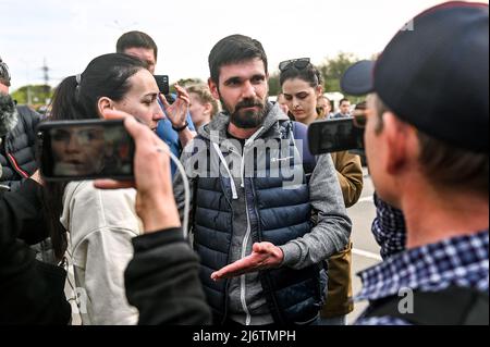 Nicht exklusiv: SAPORISCHSCHSCHJA, UKRAINE - 3. MAI 2022 - Bewohner von Mariupol sprechen bei ihrer Ankunft in Saporischschschja, im Südosten der Ukraine, mit der Presse Stockfoto