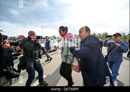 Nicht exklusiv: ZAPORIZHZHIA, UKRAINE - 3. MAI 2022 - Mariupol-Zivilisten sind bei ihrer Ankunft in Zaporizhzhia, im Südosten der Ukraine, abgebildet. Dieser ph-Wert Stockfoto