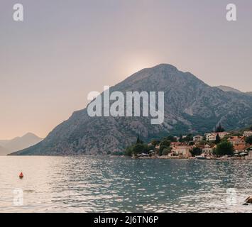 Fischerboot Auf Einer Austernfarm In Der Bucht Von Kotor, Montenegro. Hochwertige Fotos Stockfoto