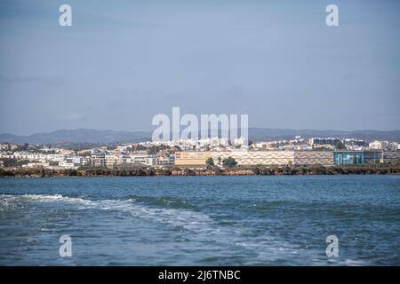 Blick vom Solarboot auf Tavira mit einem großen Einkaufszentrum davor. Ria Farmosa Stockfoto