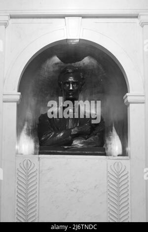 Eine traditionelle koloniale Büste des verstorbenen Präsidenten Abraham Lincoln in der Lincoln Hall in Urbana, Illinois, in Schwarz-Weiß. Stockfoto