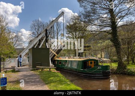 Ein Schmalboot fährt durch die Liftbrücke in Talybont-on-Usk auf dem Monmouthshire und dem Brecon Canal, dem Brecon Beacons National Park, Powys, South Wales Stockfoto