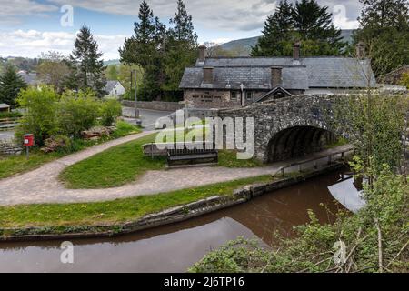 Brücke 143 über die Monmouthshire und Brecon Canal in Talybont-on-Usk durch das White Hart Inn. Brecon Beacons National Park, Powys, South Wales, Großbritannien Stockfoto