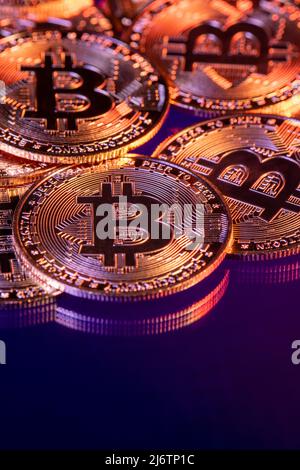 Nahaufnahme von vergoldeten Bitcoins, die den Bitcoin-Markt und moderne Technologie, Finanzen, Internet, Handel symbolisieren. Stockfoto