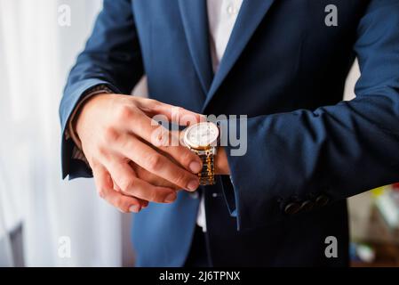 Zeit ist Geld. Geschäftsmann zeigt auf die Wache. Geschäftskonzept. Stockfoto