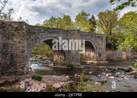 Die malerische Llangynidr Bridge, die sich über den Fluss Usk in Llangynidr, Powys, Brecon Beacons, Wales, erstreckt. Stockfoto