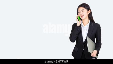 Business asiatische Frau trägt Bürokleidung erfolgreich halten Smartphone Handy und Computer Laptop , Technologie Kommunikation Lebensstile Konzept. Stockfoto