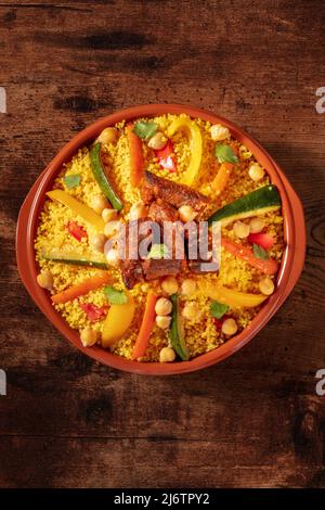 Couscous mit Fleisch und Gemüse, festliches marokkanisches Abendessen, Overhead-Aufnahme mit einem Platz für Text. Afrikanische Küche Stockfoto