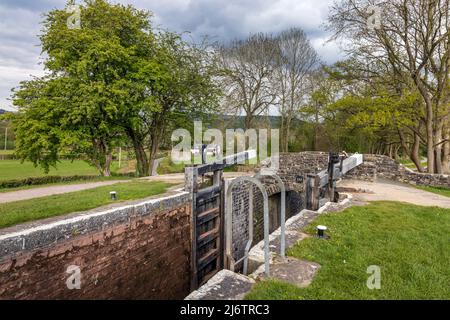 Lower Llangynidr Locks und Bridge 132 auf dem Monmouthshire und Brecon Canal im Brecon Beacons National Park, South Wales. Stockfoto