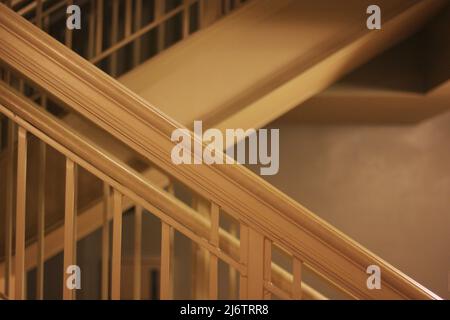 Fein geschnitzte Holztreppenbalustrade als traditionelles koloniales architektonisches Detail. Stockfoto