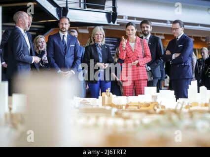 Göteborg, Schweden, am 04. Mai 2022. Prinz Daniel, Kronprinzessin Victoria und Kronprinz Haakon von Norwegen besuchen am 04. Mai 2022 den Lindholmen Science Park in Göteborg, Schweden. Der norwegische Kronprinz und die Kronprinzessin sind vom 2. Bis 4. Mai 2022 zu einem offiziellen Besuch in Schweden.Foto: Adam Ihse / TT kod 9200 Stockfoto