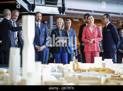 Göteborg, Schweden, am 04. Mai 2022. Prinz Daniel, Kronprinzessin Victoria und Kronprinz Haakon von Norwegen besuchen am 04. Mai 2022 den Lindholmen Science Park in Göteborg, Schweden. Der norwegische Kronprinz und die Kronprinzessin sind vom 2. Bis 4. Mai 2022 zu einem offiziellen Besuch in Schweden.Foto: Adam Ihse / TT kod 9200 Stockfoto