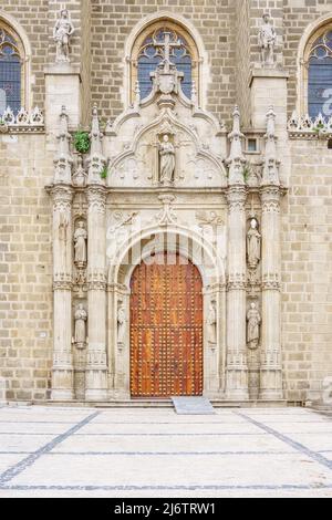 Eingang zum Kloster San Juan de los Reyes, mittelalterliches Denkmal in Toledo, Spanien Stockfoto