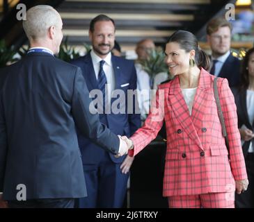 Göteborg, Schweden, am 04. Mai 2022. Prinz Daniel, Kronprinzessin Victoria und Kronprinz Haakon von Norwegen besuchen am 04. Mai 2022 den Lindholmen Science Park in Göteborg, Schweden. Der norwegische Kronprinz und die Kronprinzessin sind vom 2. Bis 4. Mai 2022 zu einem offiziellen Besuch in Schweden. Foto: Adam Ihse / TT kod 9200 Stockfoto