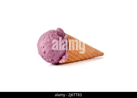 Heidelbeer-Eis-Kegel isoliert auf weißem Hintergrund Stockfoto