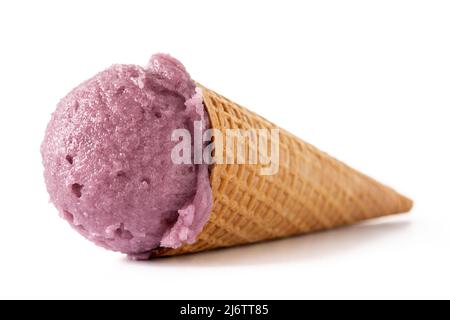 Heidelbeer-Eis-Kegel isoliert auf weißem Hintergrund Stockfoto