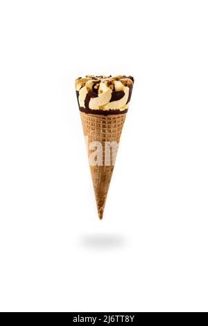 Eis aus Vanille und Schokolade schwimmt in der Luft isoliert auf weißem Hintergrund Stockfoto