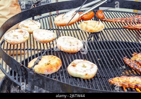 Gegrillte Pita. Gegrillte Rippchen. Grill, gegrillt. Kochen von Fleisch auf Kohlen Stockfoto