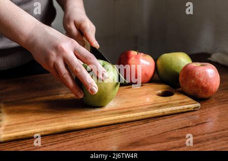 Das Stillleben der Äpfel auf dem Tisch Stockfoto