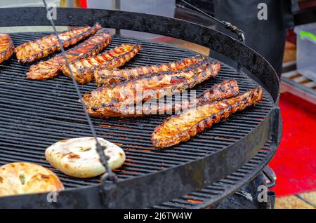 Gegrillte Rippchen. Grill, gegrillt. Kochen von Fleisch auf Kohlen. Köstliche saftige Fleischgerichte Stockfoto