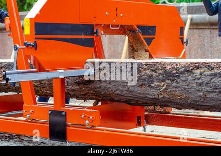 Mobiles Sägewerk. Baumstämme auf Brettern schneiden Stockfoto