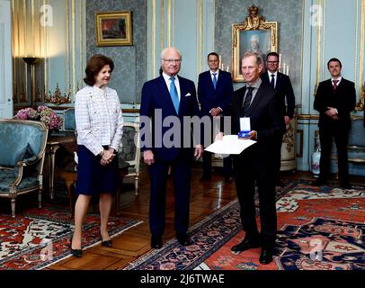 Königin Silvia und König Carl Gustaf überreichen am 4. Mai 2022 im Königspalast in Stockholm die Medaille des Königs für Verdienste im Sport an den schwedischen Athleten Rolf-Goran Bengtsson. Foto: Paul Wennerholm / TT / Code 12110 Stockfoto