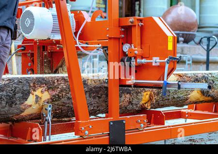 Mobiles Sägewerk. Baumstämme auf Brettern schneiden Stockfoto