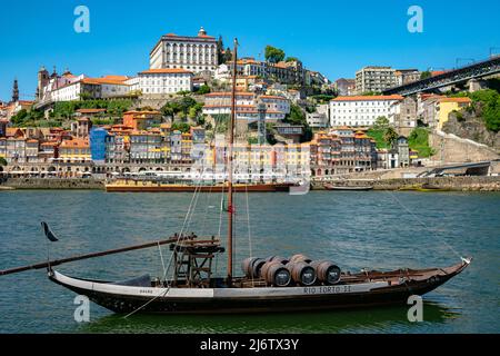 Vista Porto Panorama-Ansicht von Porto Casas Gebäude Fluss Rio Douro Azul Dia Madeira Wald traditionelle Nautica Postkarten-Foto Blau Heller Dia Azul Céu Stockfoto