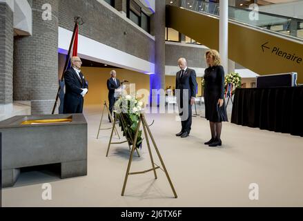 2022-05-04 11:25:42 DEN HAAG - Sprecherin des Repräsentantenhauses Vera Bergkamp, im Namen der Generalstaaten, reflektiert über einen Kranz, der während des Gedenkens an die Ehrenrolle der Gefallenen in der Statenpassage gelegt wurde. ANP ROBIN VAN LONKHUIJSEN niederlande Out - belgien Out Stockfoto