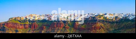 Panorama von Oia Dorf auf Santorini Insel, Griechenland, Blick vom Meer Stockfoto