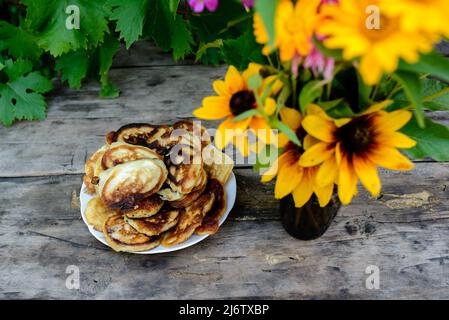 Ein Stillleben aus Blumen, Himbeeren und Backen Stockfoto