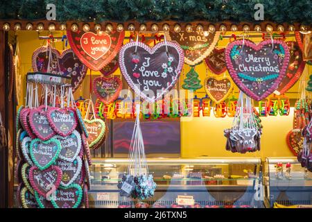 Lebkuchenherzen werden an einem Süßwarenstand des Weihnachtsmarktes Hyde Park Winter Wonderland in London ausgestellt Stockfoto