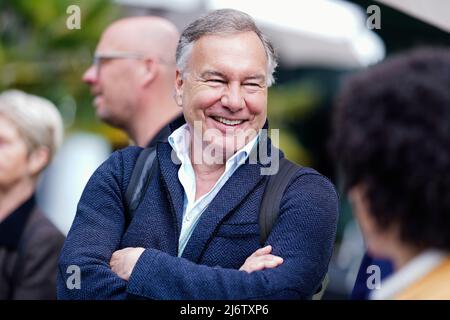 04. Mai 2022, Rheinland-Pfalz, Worms: Nico Hofmann, künstlerischer Leiter des Nibelungen Festivals, spricht vor dem Kulturzentrum "das Wormser" vor einer Pressekonferenz zum diesjährigen Nibelungen Festival. Heute präsentieren die Organisatoren das Ensemble für das Stück 'hildensaga. Ein königinnendrama'. Foto: Uwe Anspach/dpa Stockfoto