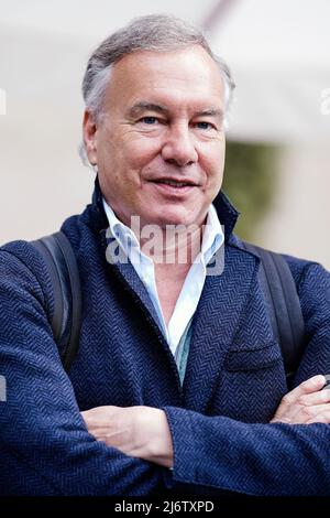 04. Mai 2022, Rheinland-Pfalz, Worms: Nico Hofmann, künstlerischer Leiter des Nibelungen Festivals, spricht vor dem Kulturzentrum "das Wormser" vor einer Pressekonferenz zum diesjährigen Nibelungen Festival. Heute präsentieren die Organisatoren das Ensemble für das Stück 'hildensaga. Ein königinnendrama'. Foto: Uwe Anspach/dpa Stockfoto