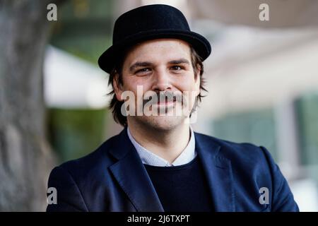 04. Mai 2022, Rheinland-Pfalz, Worms: Ferdinand Schmalz, Autor des diesjährigen Nibelungenfestspiels, steht vor dem Kulturzentrum "das Wormser" vor einer Pressekonferenz zum diesjährigen Nibelungenfest. Heute präsentieren die Organisatoren das Ensemble für das Stück 'hildensaga. Ein königinnendrama'. Foto: Uwe Anspach/dpa Stockfoto