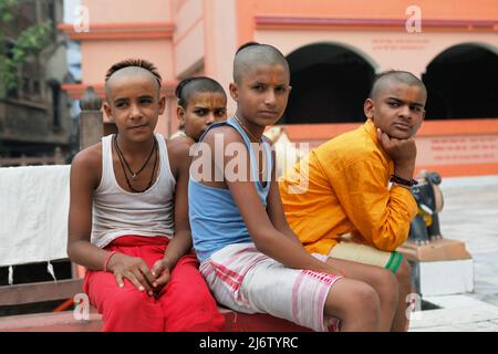 Gruppenporträt vedischer Studenten bei Shri Satuwa Baba Ashram in Varanasi, Uttar Pradesh, Indien. Stockfoto