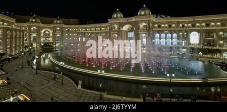 Place Vendome Mall in Lusail City, Katar Innenansicht bei Nacht zeigt die Architektur des Einkaufszentrums mit großem Brunnen im Vordergrund Stockfoto