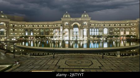 Place Vendome Mall in Lusail City, Katar Innenansicht bei Nacht zeigt die Architektur des Einkaufszentrums mit großem Brunnen im Vordergrund Stockfoto