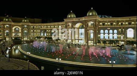 Place Vendome Mall in Lusail City, Katar Innenansicht bei Nacht zeigt die Architektur des Einkaufszentrums mit großem Brunnen im Vordergrund Stockfoto