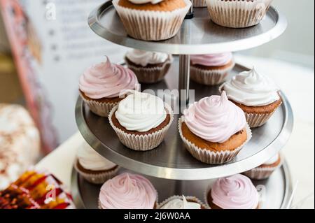 Bunte Kuchen und Süßigkeiten auf dem Festtisch. Stockfoto