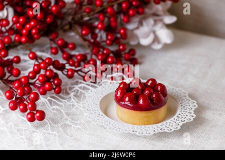 Lecker Himbeeren Kuchen mit frischen Erdbeeren, Himbeeren, Heidelbeeren, Johannisbeeren und Pistazien auf vintage Hintergrund. Kopieren Sie Platz. Banner Stockfoto