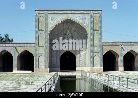 Shiraz Iran 1976 - Blick auf den südlichen Iwan vom Innenhof der Vakil-Moschee in Shiraz, Fars Province, Iran Stockfoto