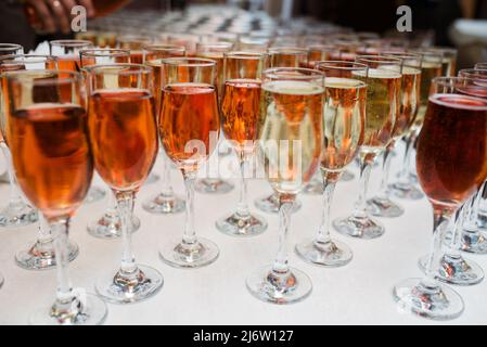 Gläser Rot-, Rose- und Weißwein mit Sonnenscheinschatteneffekt. Konzept der Weinverkostung. Stockfoto