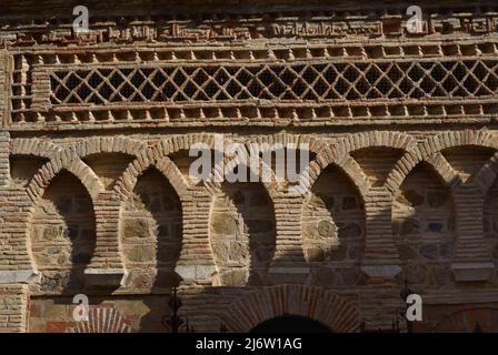 Toledo, Spanien. Cristo de la Luz-Schrein. Ehemalige Moschee, Ende des 10.. Jahrhunderts erbaut und im 12.. Jahrhundert in eine christliche Kirche umgewandelt. Architektonisches Detail der Hauptfassade, nach Westen ausgerichtet. Stockfoto