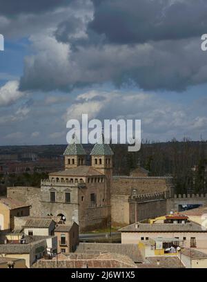 Toledo, Spanien. Das neue Bisagra-Tor (Puerta Navé de Bisagra) maurischen Ursprungs wurde im 16.. Jahrhundert von Alonso de Covarrubias (1488-1570) umgebaut. Panoramablick. Stockfoto