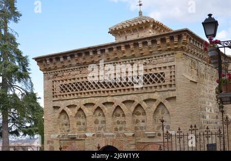 Toledo, Spanien. Cristo de la Luz-Schrein. Ehemalige Moschee, Ende des 10.. Jahrhunderts erbaut und im 12.. Jahrhundert in eine christliche Kirche umgewandelt. Hauptfassade, nach Westen ausgerichtet. In Backstein mit verflochelten blinden Hufeisenbögen, Fries mit Sebka-Dekoration und gekrönt von einem Gesims aus Korbellen. Architektonische Details. Stockfoto