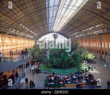 INTERIEUR- VISTA GENERAL DEL VESTIBULO CENTRAL CON PLANTAS - JARDIN TROPICAL - FOTO AÑOS 00. Autor: RAFAEL MONEO 1937-. ORT: ESTACION DE ATOCHA. MADRID. SPANIEN. Stockfoto