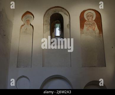 Romanische Fresken mit zwei Heiligen. Querschiff des Cristo de la Luz-Schreins, eine ehemalige Moschee, die Ende des 10.. Jahrhunderts erbaut und im 12.. Jahrhundert in eine christliche Kirche umgewandelt wurde. Toledo, Kastilien-La Mancha, Spanien. Stockfoto