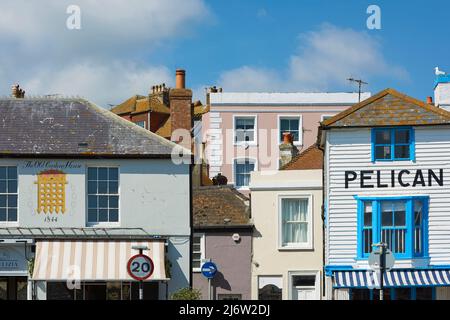 Alte Gebäude und Restaurants am Meer in Hastings Old Town, East Sussex, Südostengland Stockfoto