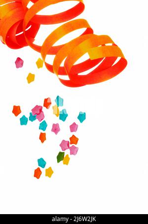 Locken von Orange Party Streamer und bunte Star Shape Confetti isoliert auf weißem Hintergrund Stockfoto